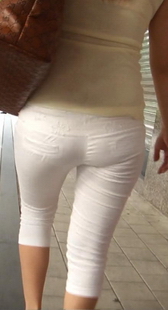 小妹身材好，屁股翘