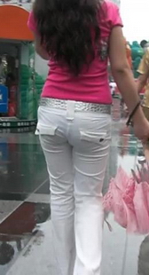 跟拍紧身白裤少女