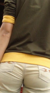 这裤子把股勾勒得紧紧