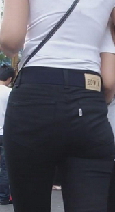 近距离跟拍黑袜少妇