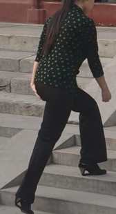 少妇还自己摸屁股啊