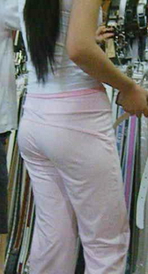 跟拍小女的屁股好软内痕明显