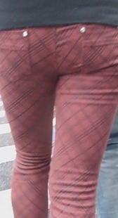 跟拍红裤少妇身材不错