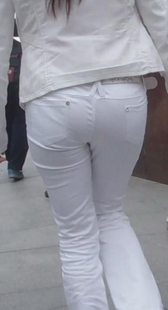 跟拍紧身白裤少妇，清晰内痕