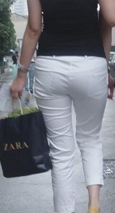 跟拍白裤少妇屁股大