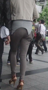 这裤子和屁股贴得紧紧的