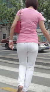 跟拍白裤大屁股少妇