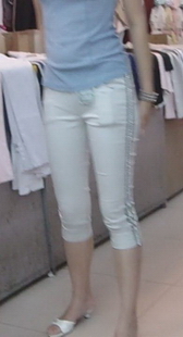 偷拍性感白裤少妇