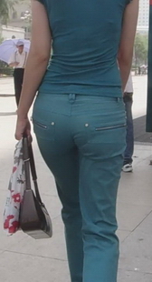 这少妇走路都扭变形了