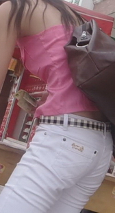 性感紧身白裤少妇