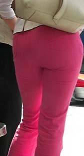 紧身的红裤少妇