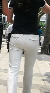 街拍成熟白裤少妇