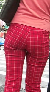 街拍性感红裤紧身屁股