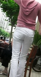 街拍白裤少妇