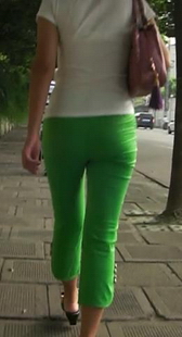 街拍丝滑绿紧裤少妇走姿