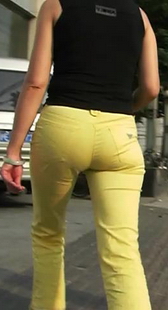 街拍色彩绚丽的两只紧臀，长裤热裤都有