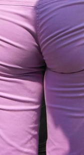 街拍紫裤熟女准备上公交