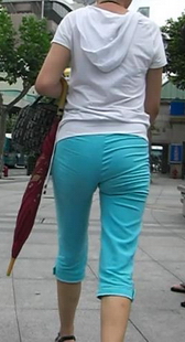 街拍蓝色丝滑紧裤卫衣美眉