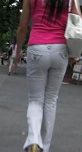 街拍一见钟情白裤mm