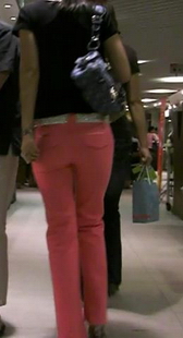 街拍商场红紧裤美女特写提臀效果