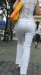 街拍高级商务区经典白裤OL，超美臀诱惑