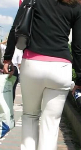 街拍完美的白裤美臀上天桥