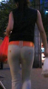 街拍紧裤美眉的小巧精致的美臀