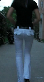 街拍提臀低腰白紧裤，难以忘怀的享受