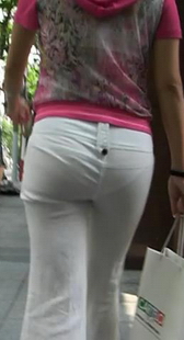 鼻血狂流-街拍内痕明显的白裤特写