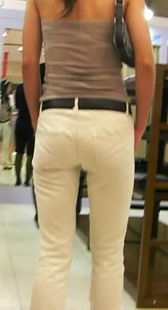 街拍商场白裤美眉，扭动时显内痕