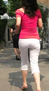 街拍白裤翘臀扭动，内痕摆在眼前