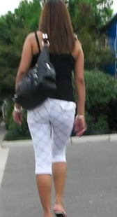 街拍夏日里的别致白紧裤辣妹风