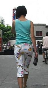 街拍时尚花裤骨干身材mm