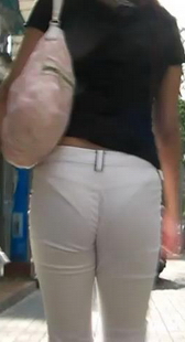 街拍白裤巨臀少妇，内内疑似卡在PP里
