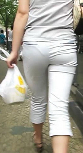 街拍白紧裤少妇敢着上班，内痕显诱惑