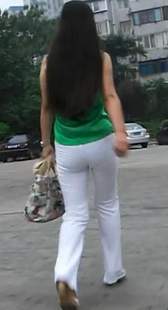 街拍白裤美妇好身材