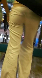 街拍白裤时尚少妇逛小店