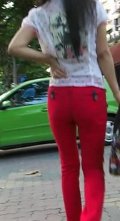街拍红裤少妇一直提着腰难道那个来了