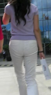 街拍一黑一白两紧裤