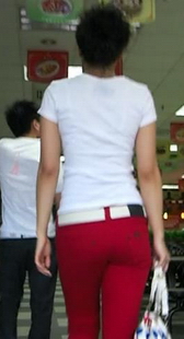 街拍时尚红紧裤小骚