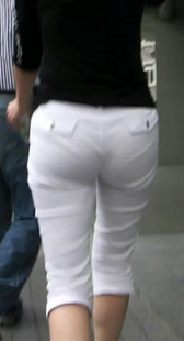 街拍高级商务楼白裤OL，臀部有特写