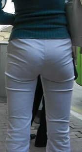 街拍时尚等车的提臀白裤美眉