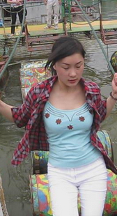 街拍户外竞技展本领，精致白裤显身材