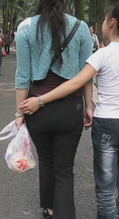 街拍黑裤巨臀妈咪，看到最后你会流鼻血的