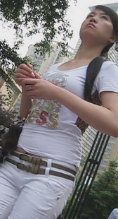 街拍全方位体现白裤白衣美女的完美身材