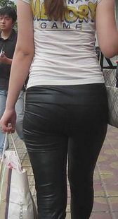 街拍黑皮裤白衣mm与黑丝白衣mm