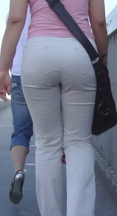 街拍白裤少女，长大了可以当臀模