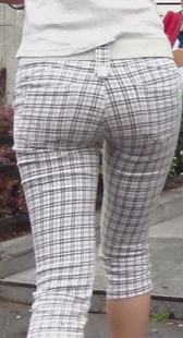 街拍两个学生一紧裤，一牛仔裙