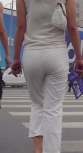 街拍扭动的白裤美眉