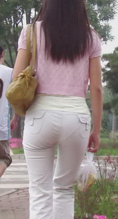 街拍清纯的白裤大学生